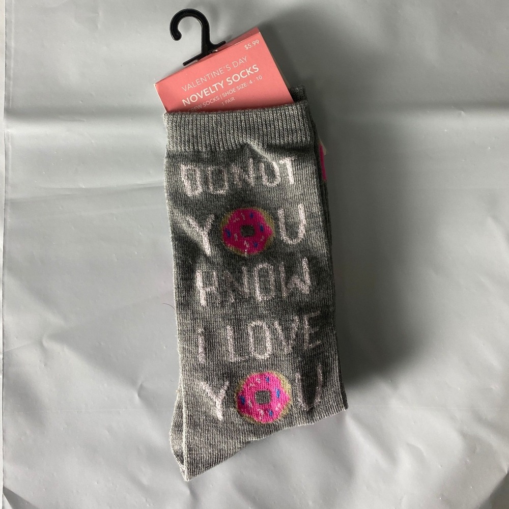 Valentine's Day Novelty‎ Crew Socks Women Gray Donut Hearts NEW